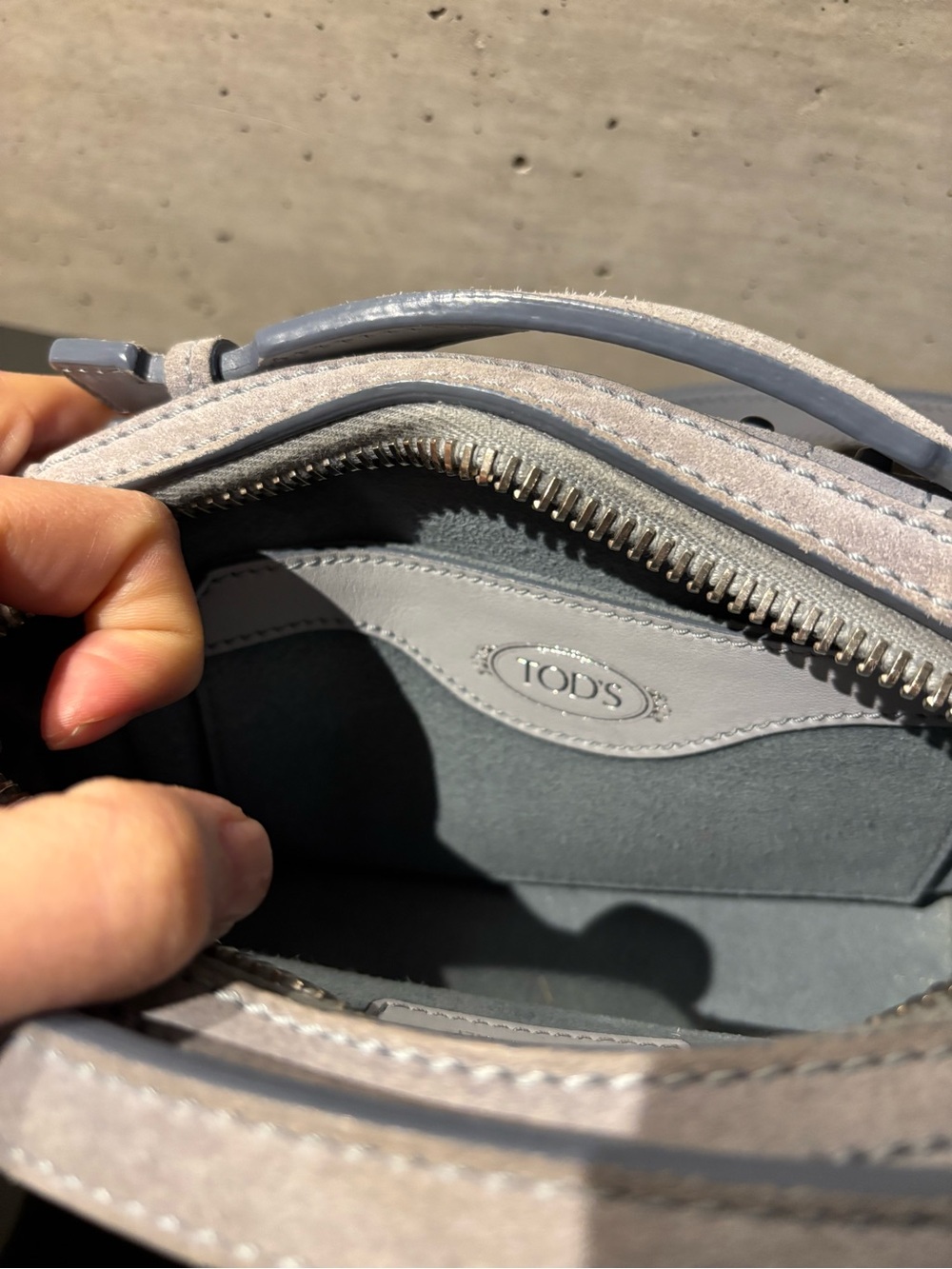 Tod’s Mini Don Bauletto Gommino camera bag in light blue grey suede - Picture 5 of 11